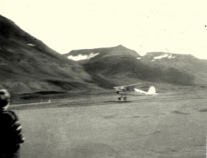 Hér hefur verið skorið ofan- og neðan af myndinni og eins hvíti ramminn allan hringinn. Þá var reynt að skerpa litina. Dagmálahorn í Fljótavík beint fyrir ofan vélina.