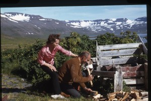 Myndin sýnir Finnboga Jósefsson sem var bóndi í Fljóti og Boggu Venna sem er bróðirdóttir Finnboga. Myndin er líklega tekin af Jóni M Gunnarssyni